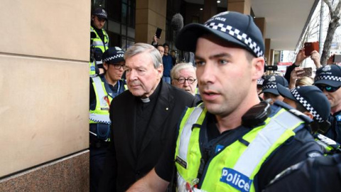 George Pell llega a la audiencia de Melbourne escoltado por policías / EFE George Pell llega a la audiencia de Melbourne escoltado por policías / EFE