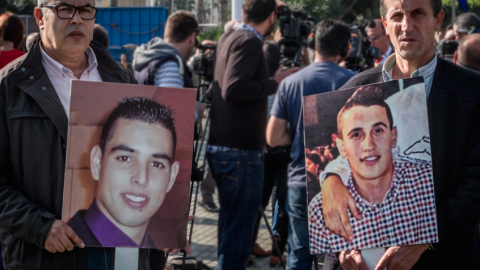 Abdeslam Ahmed y Driss Mohamed sostienen los retratos de sus hijos, Pisly y Emin, respectivamente - Cedida Abdeslam Ahmed y Driss Mohamed sostienen los retratos de sus hijos, Pisly y Emin, respectivamente - Cedida