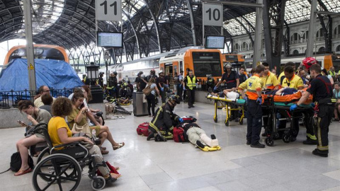 Equipos de emergencia atienden a los pasajeros que han resultado heridos al chocar un tren de Renfe contra el tope final de una vía en la Estación de Francia de Barcelona.EFE/Quique García Equipos de emergencia atienden a los pasajeros que han resultado heridos al chocar un tren de Renfe contra el tope final de una vía en la Estación de Francia de Barcelona.EFE/Quique García