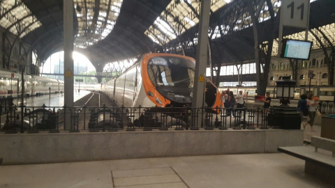 Estado en el que ha quedado el tren accidentado en la estación de Francia en Barcelona. /TWITTER Estado en el que ha quedado el tren accidentado en la estación de Francia en Barcelona. /TWITTER