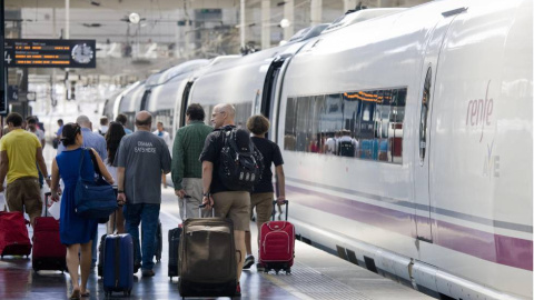 Viajeros a punto de subir a un tren AVE.
