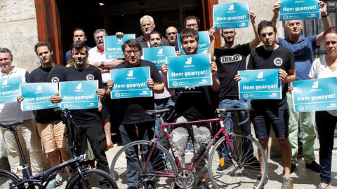 27/06/2019.- Miembros de los colectivos "Riders x Drets" e Intersindical Valenciana, celebran este jueves que el Juzgado de lo Social número 5 de València ha sentenciado que los 97 repartidores de la empresa Roodfoods Spain, matriz de Deliveroo, en esta 27/06/2019.- Miembros de los colectivos "Riders x Drets" e Intersindical Valenciana, celebran este jueves que el Juzgado de lo Social número 5 de València ha sentenciado que los 97 repartidores de la empresa Roodfoods Spain, matriz de Deliveroo, en esta