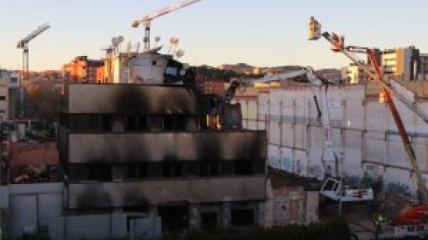 Desallotgen l'acampada dels afectats per l'incendi de la nau a Badalona