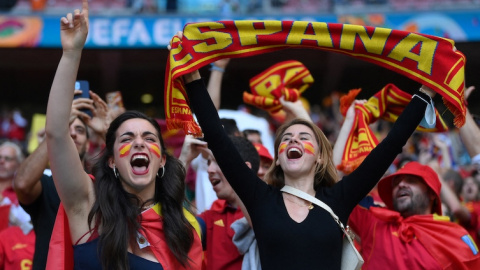 Seguidores de España animan a su país en la semifinal frente a Italia.- Laurence Griffiths / AFP Seguidores de España animan a su país en la semifinal frente a Italia.- Laurence Griffiths / AFP