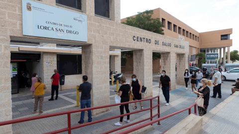 Varias personas esperan para hacerse una prueba PCR en el Centro de Salud del Barrio de San Diego de Lorca, Murcia. | EFE