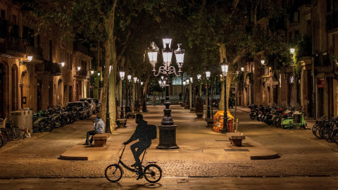 Ambiente del Passeig del Born, este martes en Barcelona, en la tercera noche del toque de queda decretado por el Gobierno de la Generalitat.