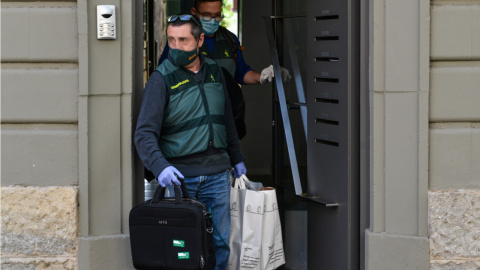 Agentes de la Guardia Civil salen del domicilio del empresario Josep Campmajo, después de efectuar su registro y posterior detención, en Girona, Catalunya (España). Agentes de la Guardia Civil salen del domicilio del empresario Josep Campmajo, después de efectuar su registro y posterior detención, en Girona, Catalunya (España).