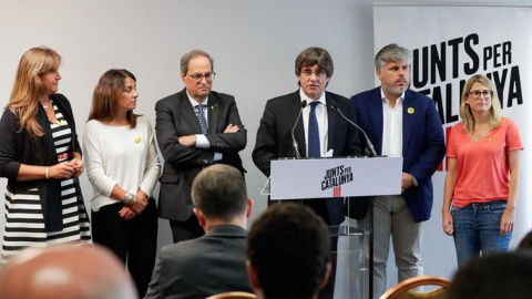 El president català, Quim Torra, i l'expresident Carles Puigdemont, fan una roda de premsa a Brussel·les després d'una reunió de Junts per Catalunya (JxCat) acompanyats de la portaveu de JxCat al Congrés dels Diputats, Laura Borràs, la portaveu del 