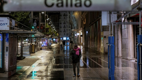 La Gran Vía desde la Plaza del Callao en la primera jornada de toque de queda en la capital. La Gran Vía desde la Plaza del Callao en la primera jornada de toque de queda en la capital.