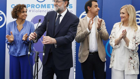 Mariano Rajoy junto a Dolors Montserrat, Cristina Cifuentes y Fernando Martínez-Maíllo durante un acto de apoyo al Pacto de Estado contra la Violencia de Género. /EFE Mariano Rajoy junto a Dolors Montserrat, Cristina Cifuentes y Fernando Martínez-Maíllo durante un acto de apoyo al Pacto de Estado contra la Violencia de Género. /EFE