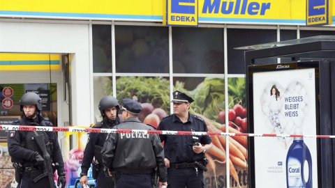 La policía monta guardia frente a un supermercado en Hamburgo (Alemania) hoy, 28 de julio de 2017 en donde, según fuentes policiales, un hombre ha atacado a cuchilladas a varias personas. Una persona ha fallecido y varias resultaron heridas. El sospecho La policía monta guardia frente a un supermercado en Hamburgo (Alemania) hoy, 28 de julio de 2017 en donde, según fuentes policiales, un hombre ha atacado a cuchilladas a varias personas. Una persona ha fallecido y varias resultaron heridas. El sospecho