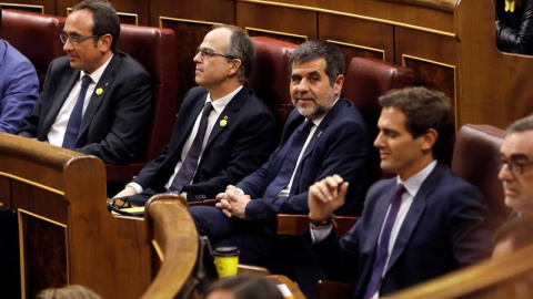 Los diputados de JxCAT, Jordi Sánchez, Jordi Turull y Josep Rull, junto al líder de Ciudadanos, Albert Rivera. - EFE Los diputados de JxCAT, Jordi Sánchez, Jordi Turull y Josep Rull, junto al líder de Ciudadanos, Albert Rivera. - EFE