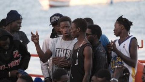 Salvamento busca en Canarias una embarcación en riesgo de hundirse con cuatro niños a bordo Salvamento busca en Canarias una embarcación en riesgo de hundirse con cuatro niños a bordo