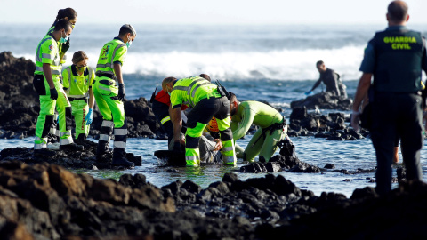 Rescate del cadáver de un migrante tras un naufragio en Lanzarote Rescate del cadáver de un migrante tras un naufragio en Lanzarote