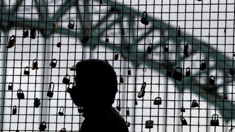 Una viandante atraviesa el puente Tyne en Newcastle durante la pandemia. REUTERS / Lee Smith Una viandante atraviesa el puente Tyne en Newcastle durante la pandemia. REUTERS / Lee Smith