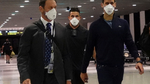 16/01/2022 El tenista serbio Novak Djokovic, en el aeropuerto de Melbourne justo antes de coger el vuelo en el que será deportado de Australia 16/01/2022 El tenista serbio Novak Djokovic, en el aeropuerto de Melbourne justo antes de coger el vuelo en el que será deportado de Australia