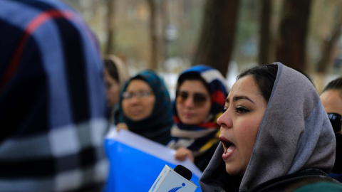 Mujeres y activistas afganas sostienen una pancarta durante una protesta en Kabul, Afganistán, el 12 de enero de 2022. Mujeres y activistas afganas sostienen una pancarta durante una protesta en Kabul, Afganistán, el 12 de enero de 2022.