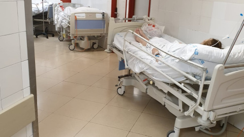 Una paciente espera ser ingresada en planta en los pasillos de la Urgencias del Hospital Gregorio Marañón de Madrid. CCOO Una paciente espera ser ingresada en planta en los pasillos de la Urgencias del Hospital Gregorio Marañón de Madrid. CCOO