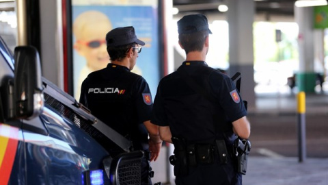 Imagen de archivo de dos agentes de la Policía Nacional. - EFE Imagen de archivo de dos agentes de la Policía Nacional. - EFE