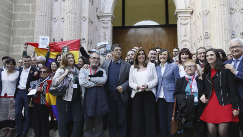 Foto de familia en el Parlamento de Andalucía tras la aprobación de la Ley de Memoria Democrática. EFE Foto de familia en el Parlamento de Andalucía tras la aprobación de la Ley de Memoria Democrática. EFE