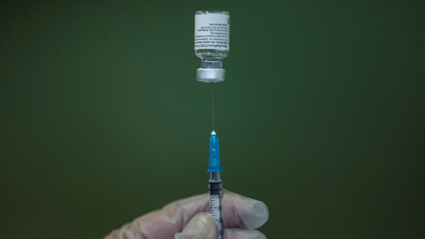 Imagen de archivo de una dosis de la vacuna de Pfizer Imagen de archivo de una dosis de la vacuna de Pfizer