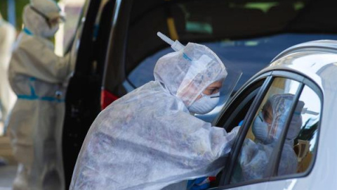 Una sanitaria realiza un test PCR en Italia. Una sanitaria realiza un test PCR en Italia.