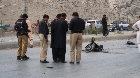 Al menos tres muertos y 20 heridos en atentado suicida talibán en Pakistán. Al menos tres muertos y 20 heridos en atentado suicida talibán en Pakistán.