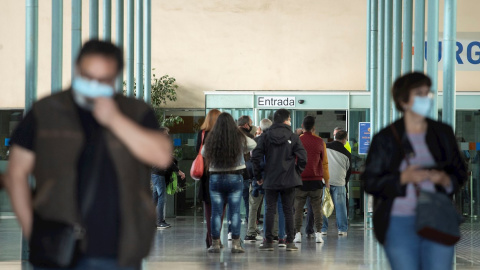 27/10/2020.- Varias personas hacen cola para entrar en el Hospital del Mar de Barcelona.