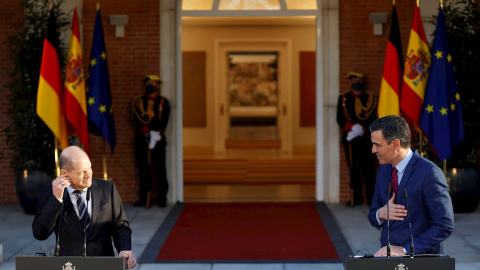 El presidente del Gobierno, Pedro Sánchez, junto al canciller alemán, Olaf Scholz, durante la rueda de prensa posterior a su reunión en el Palacio de la Moncloa. El presidente del Gobierno, Pedro Sánchez, junto al canciller alemán, Olaf Scholz, durante la rueda de prensa posterior a su reunión en el Palacio de la Moncloa.