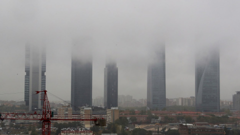 Vista de la lluvia y la niebla entre el complejo de las Cuatro Torres de Madrid a primera hora de la mañana. Vista de la lluvia y la niebla entre el complejo de las Cuatro Torres de Madrid a primera hora de la mañana.