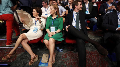 Los candidatos a presidir el Partido Popular Soraya Sáez de Santamaría (i) y Pablo Casado (d), acompañados de la presidenta del Congreso de los Diputados, Ana Pastor (c), durante el inicio de la celebración del Congreso Nacional del Partido Popular, q Los candidatos a presidir el Partido Popular Soraya Sáez de Santamaría (i) y Pablo Casado (d), acompañados de la presidenta del Congreso de los Diputados, Ana Pastor (c), durante el inicio de la celebración del Congreso Nacional del Partido Popular, q