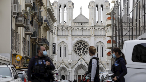 Agentes de la policía francesa aseguran la calle cerca de la entrada de la iglesia Basílica de Notre Dame en Niza, Francia, el 29 de octubre de 2020, luego de un ataque con cuchillo. Agentes de la policía francesa aseguran la calle cerca de la entrada de la iglesia Basílica de Notre Dame en Niza, Francia, el 29 de octubre de 2020, luego de un ataque con cuchillo.