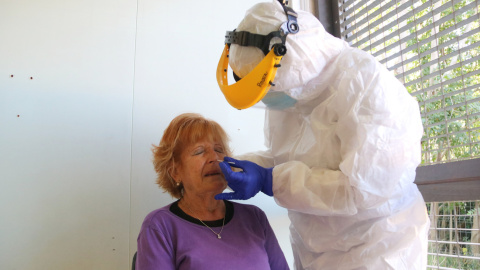 La realització d'una prova PCR al CAP de Palafrugell. Gemma Tubert | ACN La realització d'una prova PCR al CAP de Palafrugell. Gemma Tubert | ACN