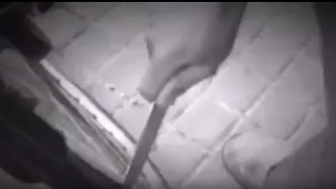 Imatge d'Arran on s'aprecia com punxen una roda amb un ganivet. Imatge d'Arran on s'aprecia com punxen una roda amb un ganivet.