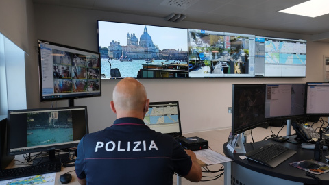 Un agente de policía, en la sala donde se controla la afluencia turistas a la ciudad de Venecia (Italia). REUTERS/Manuel Silvestri Un agente de policía, en la sala donde se controla la afluencia turistas a la ciudad de Venecia (Italia). REUTERS/Manuel Silvestri