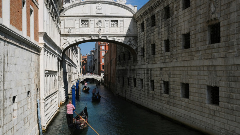 Unas góndolas pasan por el Puente de los Suspiros, en Venecia (Italia). REUTERS/Manuel Silvestri Unas góndolas pasan por el Puente de los Suspiros, en Venecia (Italia). REUTERS/Manuel Silvestri