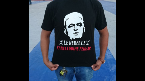 Chapas y colgantes que asomaban por encima de la camisa, o en símbolos pintados en los mofletes de los críos. Karim Toulieb