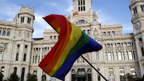 03/07/2021.- Un momento de la marcha del Orgullo LGTBI a su paso por el Palacio de Cibeles, sede del Ayuntamiento de Madrid, que se celebra hoy sábado en la capital. EFE/Gandul