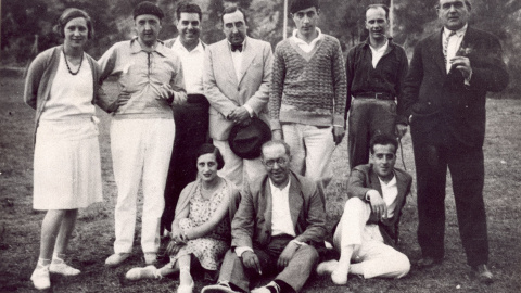 Planes (tercer per la dreta, amb gorra) amb uns amics, entre els quals Josep Maria de Sagarra (dret, el segon per l’esquerra) a la Costa Brava, als anys 30 (Arxiu família Ventalló).