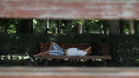 27/06/2019.- Un hombre descansa en un banco del parque de El Retiro, en Madrid. EFE/Juan Carlos Hidalgo 27/06/2019.- Un hombre descansa en un banco del parque de El Retiro, en Madrid. EFE/Juan Carlos Hidalgo