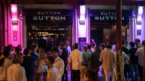 Jóvenes esperan en la puerta de la discoteca Sutton para entrar, el pasado 27 de junio de 2021, en Barcelona, Catalunya (España). Jóvenes esperan en la puerta de la discoteca Sutton para entrar, el pasado 27 de junio de 2021, en Barcelona, Catalunya (España).