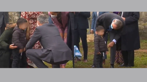 El rey Felipe intenta animar a un niño con nulo resultado. El rey Felipe intenta animar a un niño con nulo resultado.