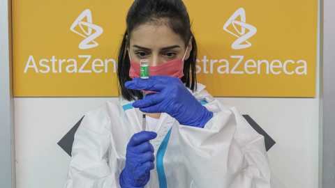 Una sanitaria prepara una dosis de la vacuna de AstraZeneca Una sanitaria prepara una dosis de la vacuna de AstraZeneca