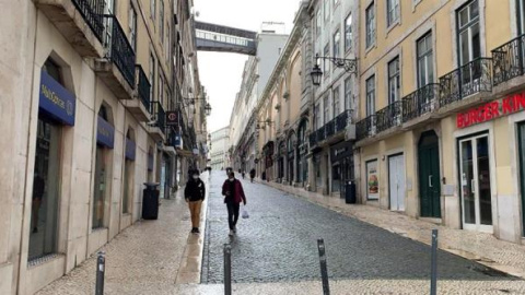 os personas caminan este miércoles por una calle vacía del centro de Lisboa (Portugal). os personas caminan este miércoles por una calle vacía del centro de Lisboa (Portugal).