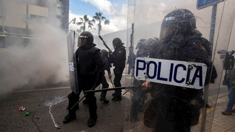 Agentes de la Policía Nacional durante la manifestación de los trabajadores del metal por las calles de Cádiz. La portavoz del Gobierno, Isabel Rodríguez, ha ratificado este martes la "confianza" del Ejecutivo en el trabajo de las fuerzas y cuerpos de