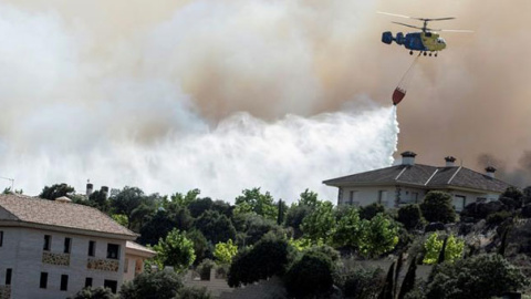 Incendio forestal que obligó a desalojar viviendas de urbanizaciones cerca de Toledo. / EFE