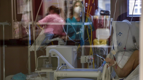 Un paciente enfermo de Coronavirus espera este miércoles a ser atendido en la UCI del Hospital de Basurto, en Bilbao, que comienza a estar sobrecargada por la incidencia de covid-19. Un paciente enfermo de Coronavirus espera este miércoles a ser atendido en la UCI del Hospital de Basurto, en Bilbao, que comienza a estar sobrecargada por la incidencia de covid-19.