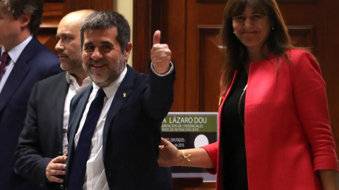 Jordi Sanchez. acompañado de su compañera de formación Laura Borras, a la salida del registro. - EFE Jordi Sanchez. acompañado de su compañera de formación Laura Borras, a la salida del registro. - EFE