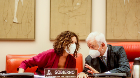 María Jesús Montero comparece en la Comisión de Hacienda en el Congreso La ministra de Hacienda y Función Pública, María Jesús Montero Cuadrado, conversa con el presidente de la Comisión de Hacienda y Función Pública, Eloy Suárez Lamata. — Ricardo Rubio / Europa Press