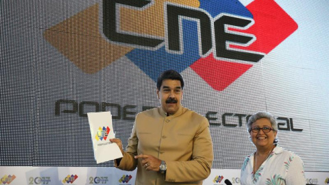 Fotografía cedida por la oficina de prensa del Palacio de Miraflores que muestra al presidente de Venezuela, Nicolás Maduro, junto a la presidenta del Consejo Nacional Electoral (CNE), Tibisay Lucena.- EFE/PRENSA MIRAFLORES Fotografía cedida por la oficina de prensa del Palacio de Miraflores que muestra al presidente de Venezuela, Nicolás Maduro, junto a la presidenta del Consejo Nacional Electoral (CNE), Tibisay Lucena.- EFE/PRENSA MIRAFLORES